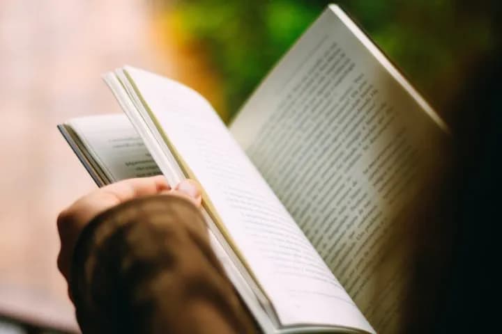 Czy warto czytać książki? Przykłady z literatury, które zaskakują